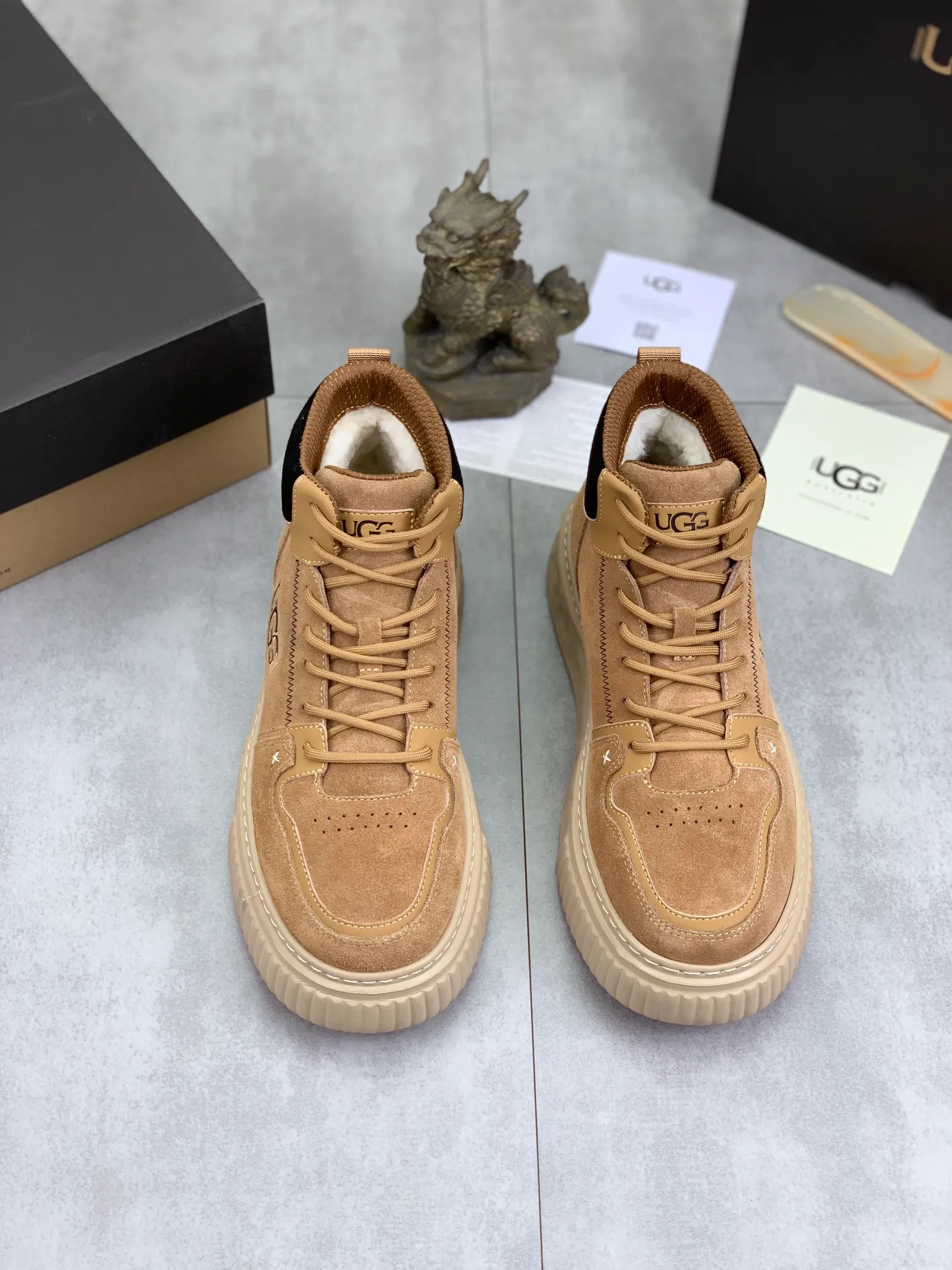 Men's shoes 💰P640 [New style] 💰 🆘 "Real wool" [UGG] 👉The popular men's shoes are synchronized with the official website 🔰The quality of the genuine products [satisfied] is not comparable to the imitations in the general market 🌀The upper is imported Italian frosted cowhide, and the lining is: foot pad 🅰️ grade 🐑Real wool👻Only Grade A can show the effect The hand feels smooth and delicate 🔱The shoe shape is grand, only genuine manufacturers can achieve it 🎄The perfect toughness of the original outsole 👻⬛️ can allow customers to bid farewell to one-time consumption. Real wool lining, super warm. Available in brown or gray. Number of yards: 39-44